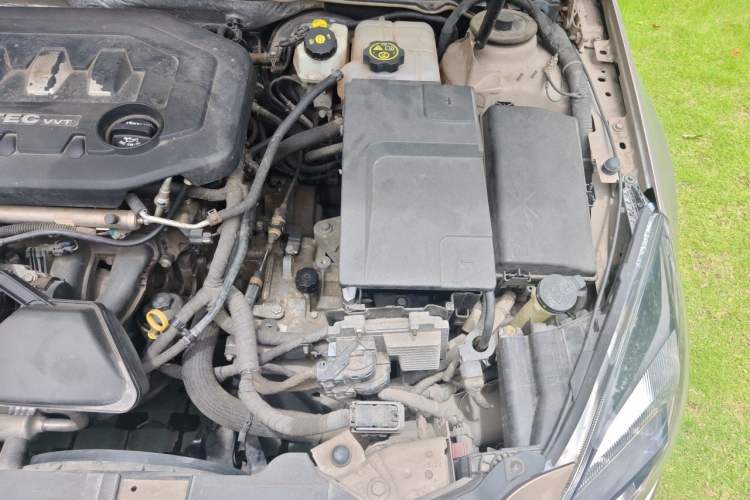 Used Buick Regal 2015 2.0L Elite Fashion Edition Engine Bay Left