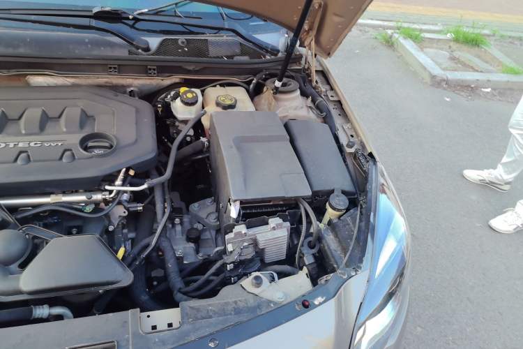 Used Buick Regal 2015 2.0L Leading Fashion Edition Engine Bay Left