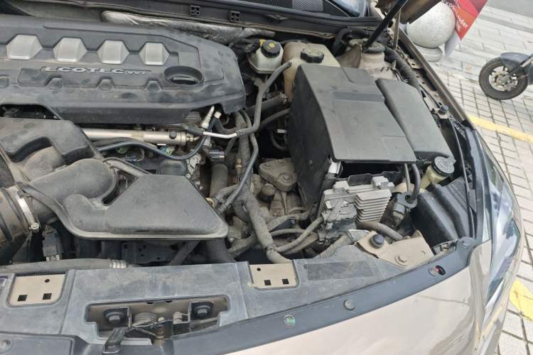 Used Buick Regal 2015 2.0L Elite Fashion Edition Engine Bay Left