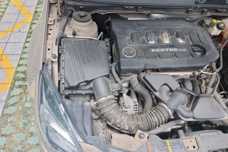 Used Buick Regal 2015 2.0L Elite Fashion Edition Engine Bay Right
