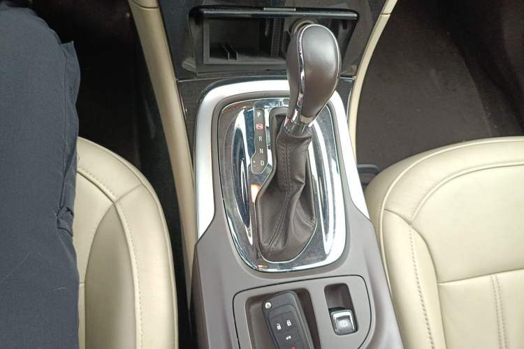 Used Buick Regal 2015 2.0L Elite Fashion Edition Gear Lever