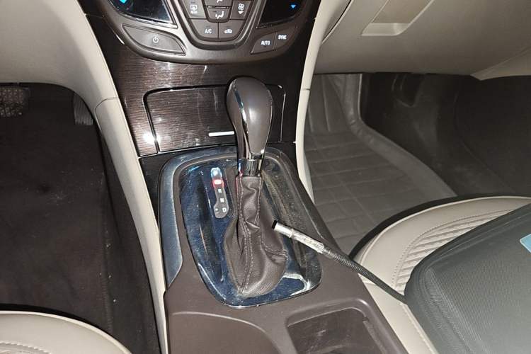 Used Buick Regal 2015 2.0L Leading Fashion Edition Gear Lever
