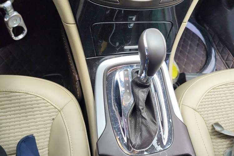 Used Buick Regal 2015 2.0L Leading Fashion Edition Gear Lever