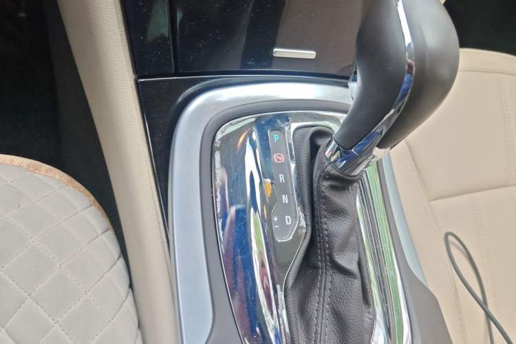 Used Buick Regal 2015 2.0L Elite Fashion Edition Gear Lever