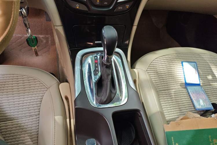 Used Buick Regal 2015 2.0L Leading Fashion Edition Gear Lever