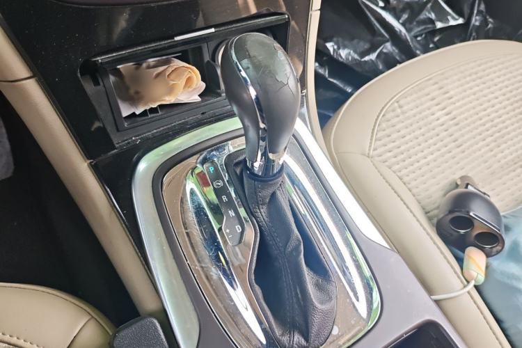 Used Buick Regal 2015 2.0L Leading Fashion Edition Gear Lever
