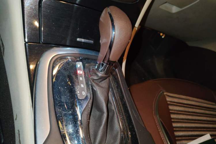 Used Buick Regal 2015 2.0L Leading Fashion Edition Gear Lever