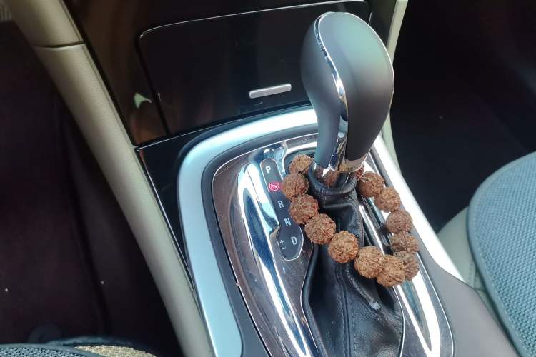Used Buick Regal 2015 2.0L Leading Fashion Edition Gear Lever