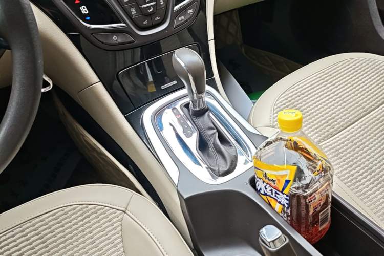 Used Buick Regal 2015 2.0L Leading Fashion Edition Gear Lever