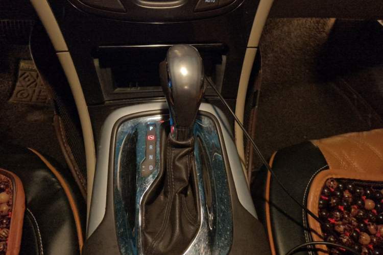 Used Buick Regal 2015 2.0L Leading Fashion Edition Gear Lever