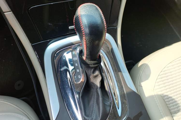 Used Buick Regal 2015 2.0L Leading Fashion Edition Gear Lever