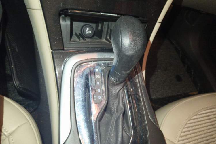 Used Buick Regal 2015 2.0L Leading Fashion Edition Gear Lever