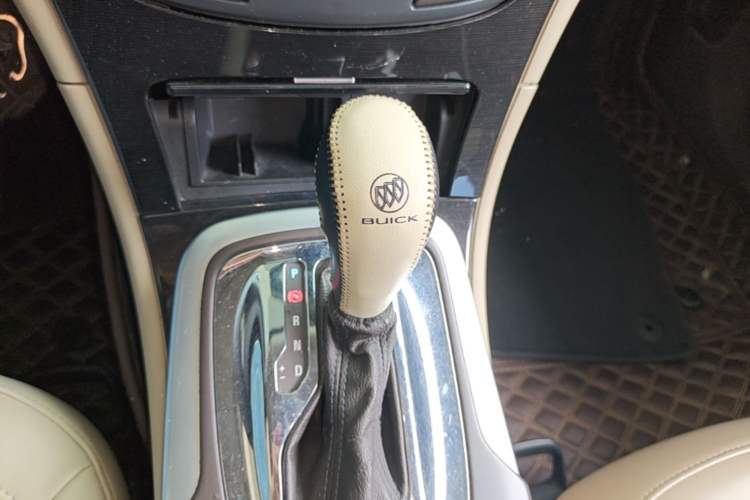 Used Buick Regal 2015 2.0L Leading Fashion Edition Gear Lever