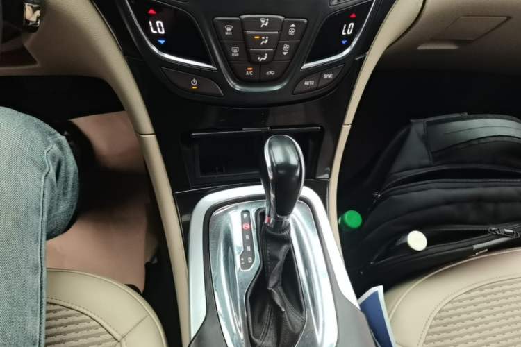 Used Buick Regal 2015 2.0L Leading Fashion Edition Gear Lever