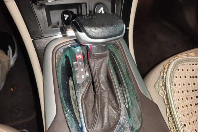 Used Buick Regal 2015 2.0L Leading Fashion Edition Gear Lever