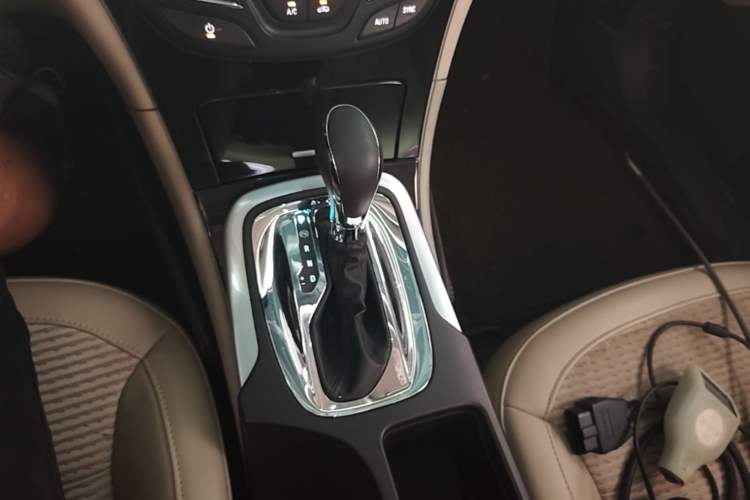 Used Buick Regal 2015 2.0L Leading Fashion Edition Gear Lever