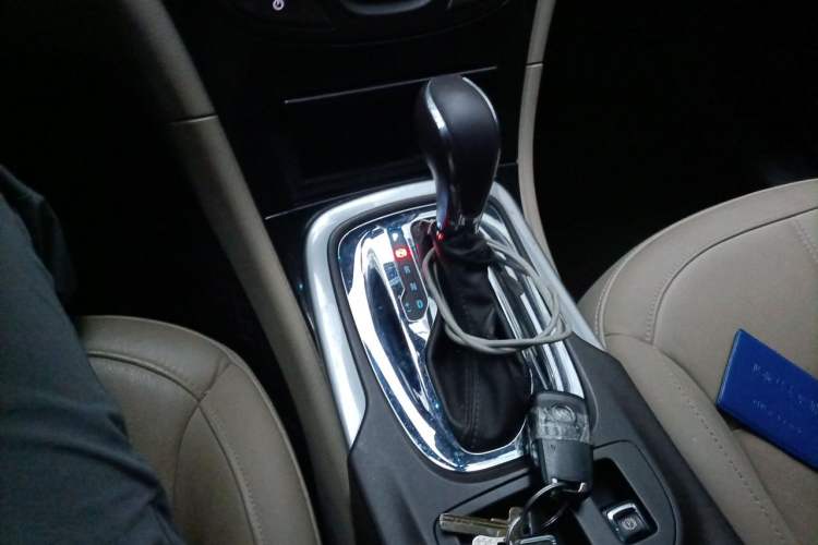Used Buick Regal 2015 2.0L Elite Fashion Edition Gear Lever