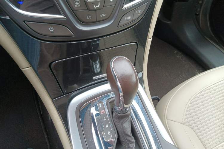 Used Buick Regal 2015 2.0L Leading Fashion Edition Gear Lever