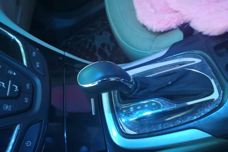 Used Buick Regal 2015 2.0L Elite Fashion Edition Gear Lever