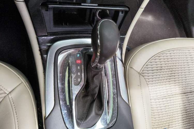 Used Buick Regal 2015 2.0L Leading Fashion Edition Gear Lever
