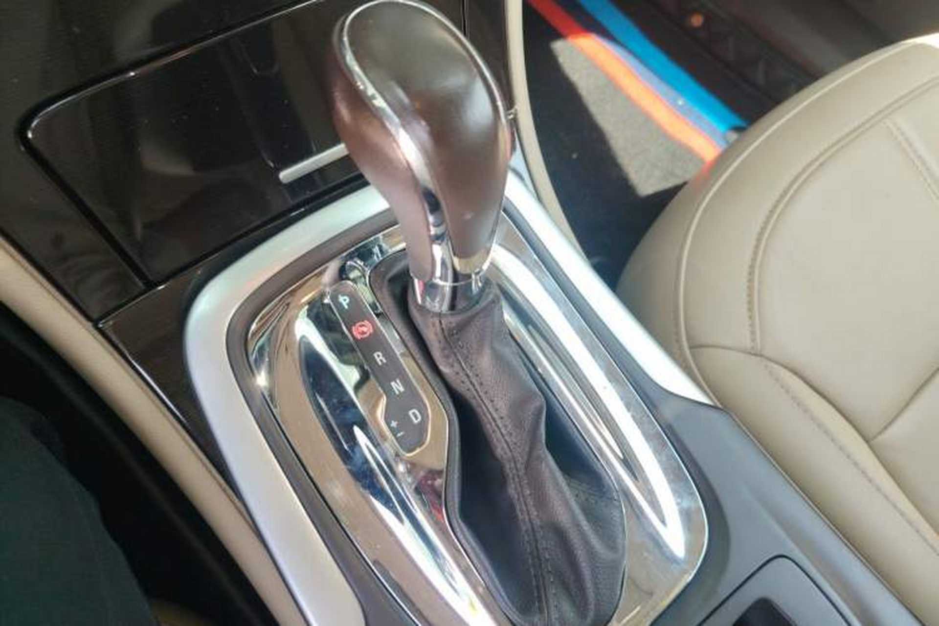Used Buick Regal 2015 2.0L Elite Fashion Edition Gear Lever