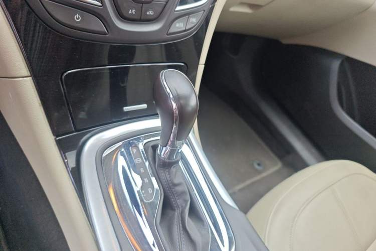 Used Buick Regal 2015 2.0L Elite Fashion Edition Gear Lever