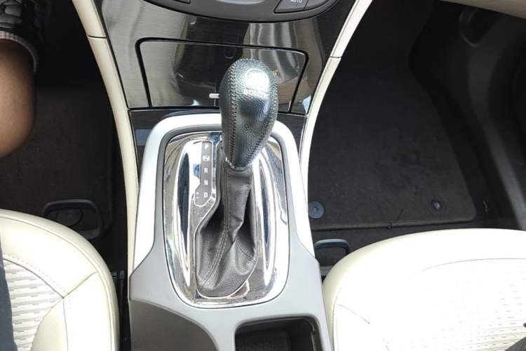Used Buick Regal 2015 2.0L Leading Fashion Edition Gear Lever