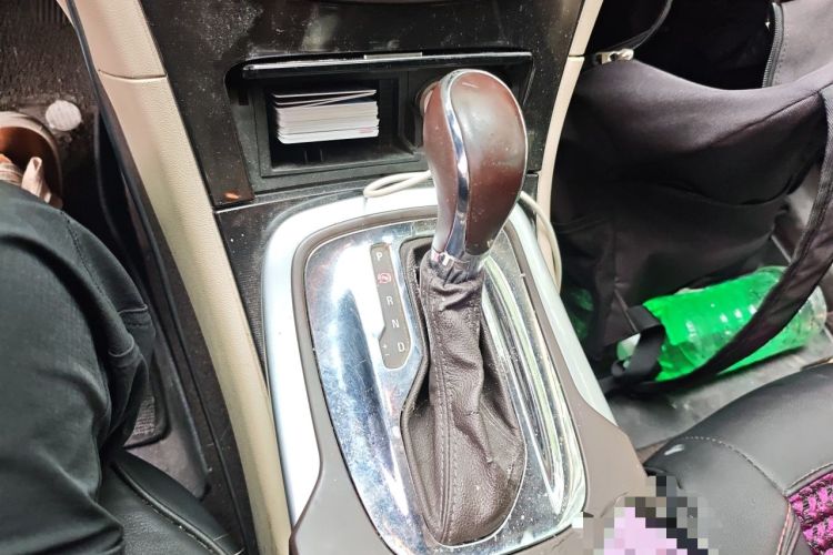Used Buick Regal 2015 2.0L Leading Fashion Edition Gear Lever