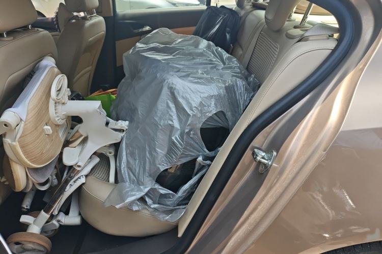Used Buick Regal 2015 2.0L Leading Fashion Edition Interior 4