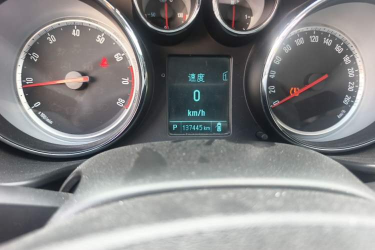 Used Buick Regal 2015 1.6T Leading Technology Model Odometer Close Up