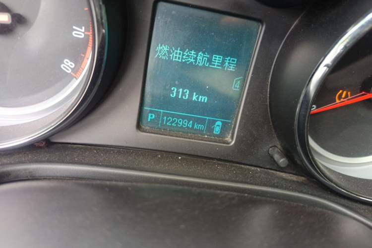 Used Buick Regal 2015 1.6T Leading Technology Model Odometer Close Up