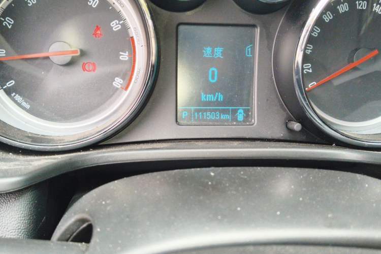 Used Buick Regal 2015 1.6T Fashion Tech Model Odometer Close Up