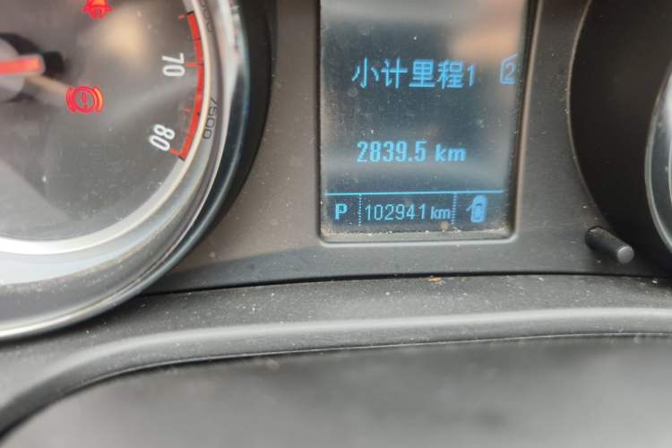 Used Buick Regal 2015 1.6T Leading Technology Model Odometer Close Up