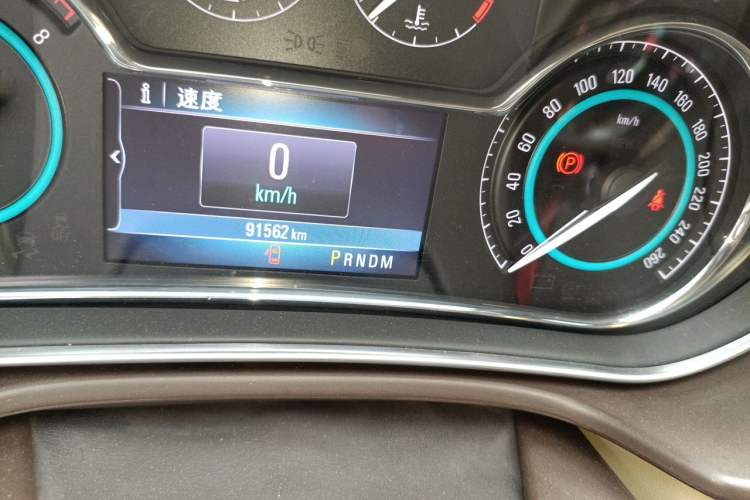 Used Buick Regal 2015 2.0L Elite Fashion Edition Odometer Close Up