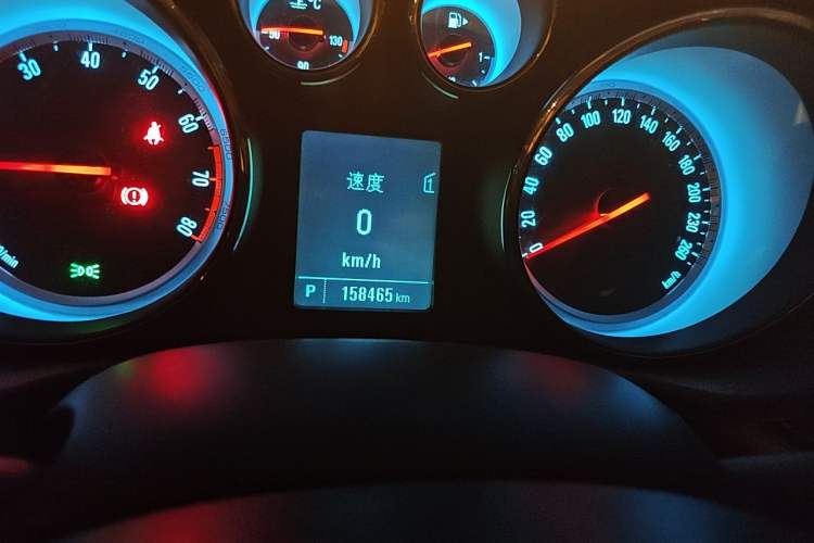 Used Buick Regal 2015 2.0L Leading Fashion Edition Odometer Close Up