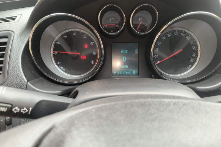 Used Buick Regal 2015 1.6T Leading Technology Model Odometer Close Up
