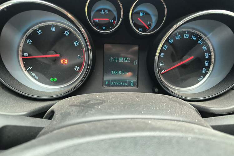 Used Buick Regal 2015 1.6T Leading Technology Model Odometer Close Up