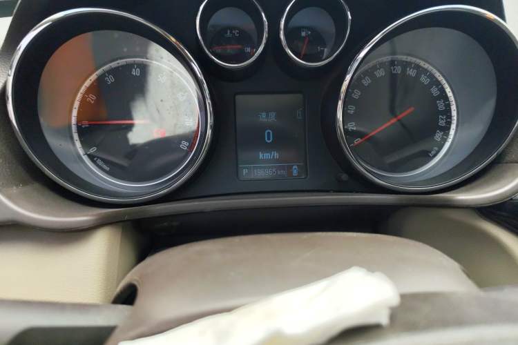 Used Buick Regal 2015 2.0L Leading Fashion Edition Odometer Close Up