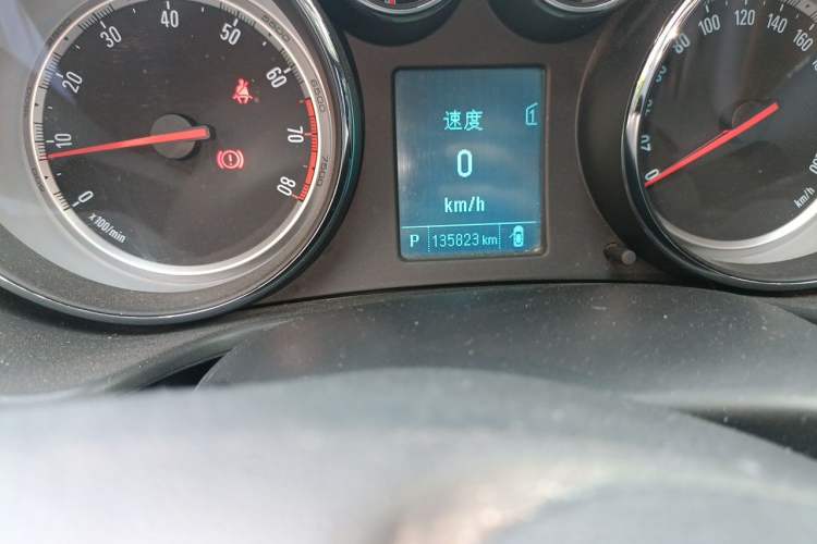 Used Buick Regal 2015 1.6T Leading Technology Model Odometer Close Up