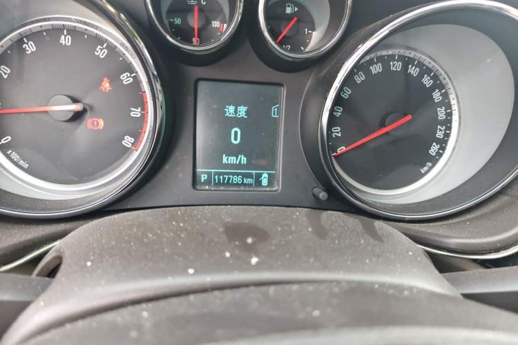 Used Buick Regal 2015 2.0L Leading Fashion Edition Odometer Close Up