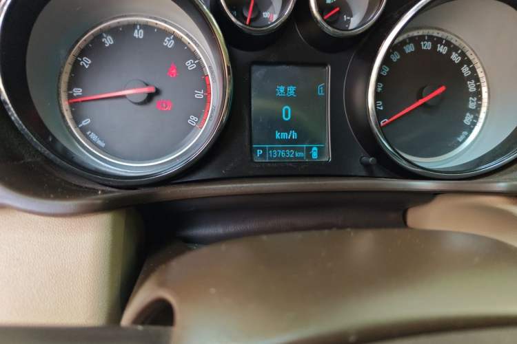 Used Buick Regal 2015 2.0L Leading Fashion Edition Odometer Close Up