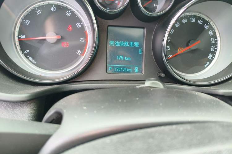 Used Buick Regal 2015 1.6T Leading Technology Model Odometer Close Up