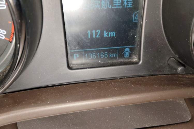 Used Buick Regal 2015 2.0L Leading Fashion Edition Odometer Close Up