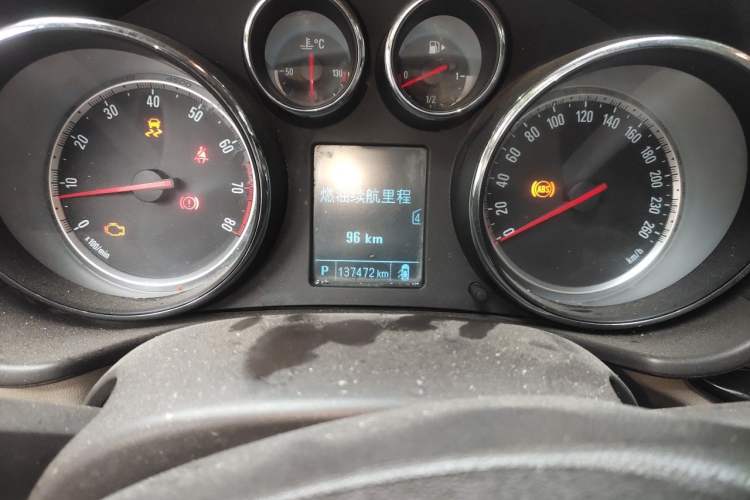 Used Buick Regal 2015 2.0L Leading Fashion Edition Odometer Close Up