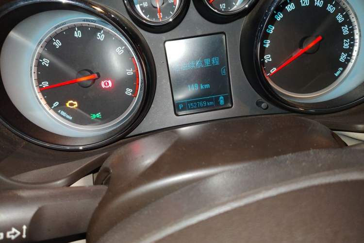 Used Buick Regal 2015 2.0L Leading Fashion Edition Odometer Close Up