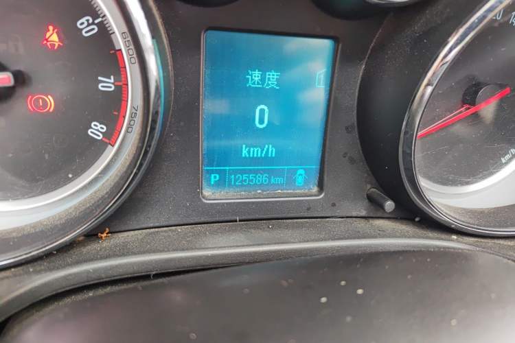 Used Buick Regal 2015 1.6T Leading Technology Model Odometer Close Up