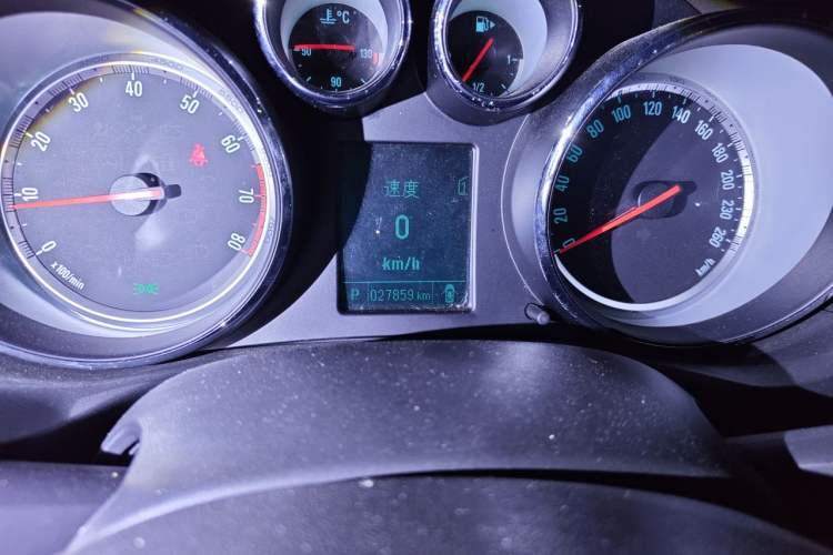 Used Buick Regal 2015 1.6T Leading Technology Model Odometer Close Up