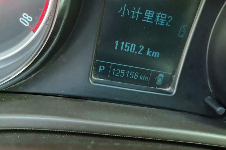 Used Buick Regal 2015 2.0L Leading Fashion Edition Odometer Close Up
