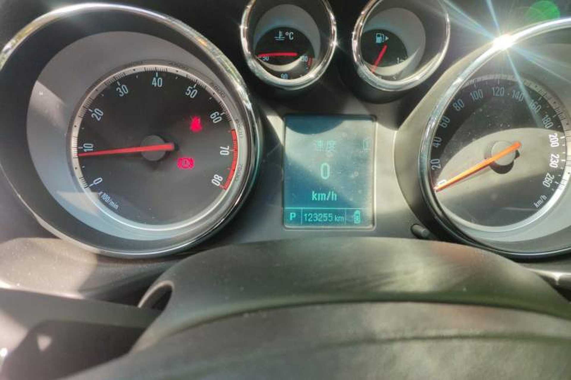 Used Buick Regal 2015 1.6T Leading Technology Model Odometer Close Up
