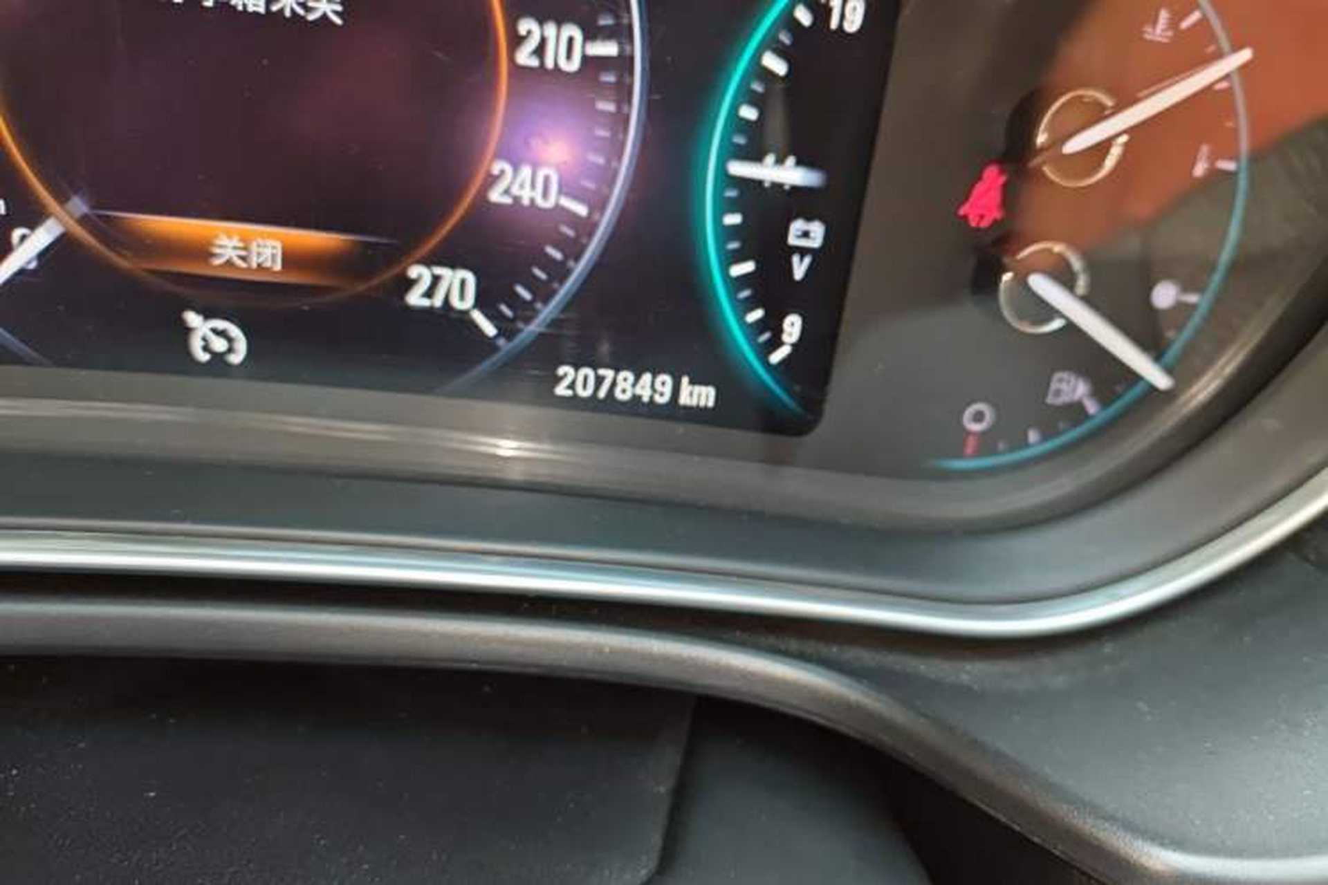 Used Buick Regal 2015 1.6T Elite Tech Model Odometer Close Up